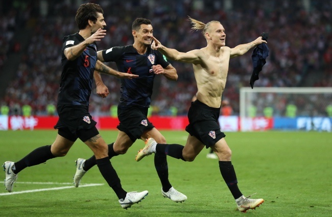 Po drugim golu Chorwacji Domagoj Vida aż zdjął koszulkę, fot.  	PAP/EPA/FRIEDEMANN VOGEL