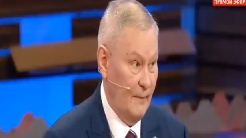 Michaił Chodarenok, rosyjski analityk wojskowy skrytykował na antenie państwowej telewizji inwazję Rosji na Ukrainę. Jego zdaniem "cały świat jest przeciwko Rosji". (fot. Twitter)