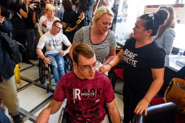Rodzice niepełnosprawnych zawieszają protest w Sejmie. Fot. PAP/Jakub Kamiński
