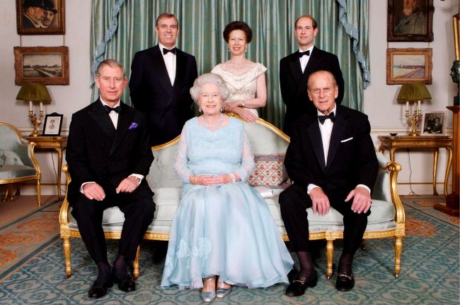 Książę Filip i królowa Elżbieta z dziećmi.