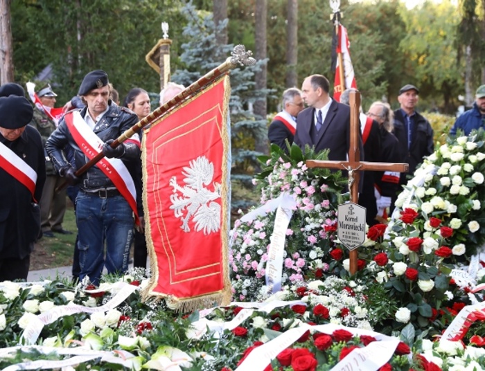 Kornel Morawiecki spoczął na Powązkach. Premier: Nasza miłość silniejsza niż śmierć