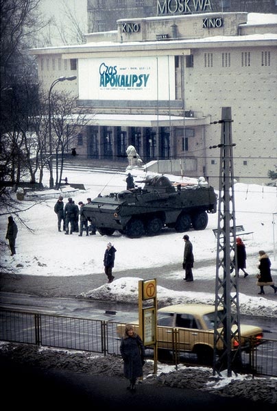 Jedno z najbardziej symbolicznych zdjęć stanu wojennego, transporter opancerzony przed kinem Moskwa, a w nim "Czas Apokalipsy"