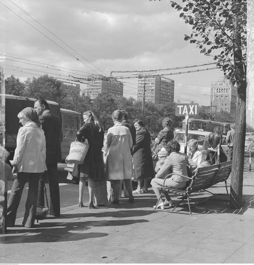 Postój taksówek przy ul. Marszałkowskiej w Warszawie, 1976 r. Fot. NAC