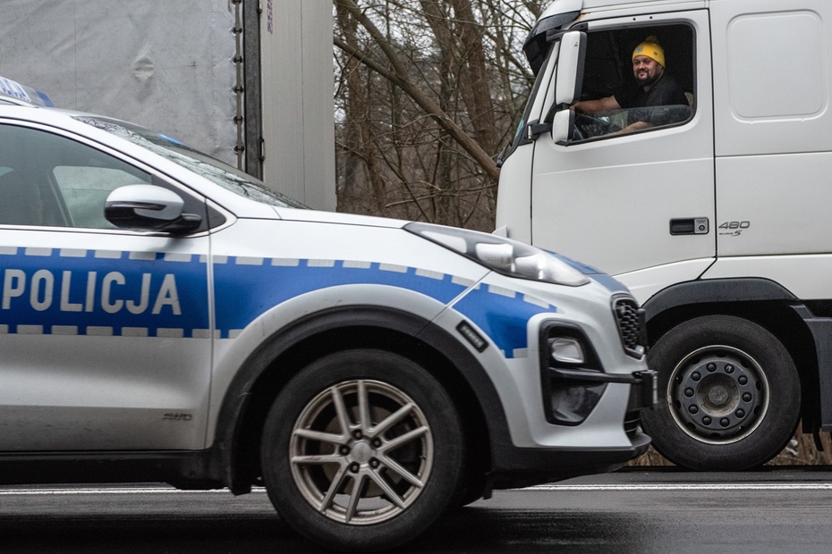 Policja na przejściu granicznym z Ukrainą w Hrebennem. Fot. PAP/Wojtek Jargiło