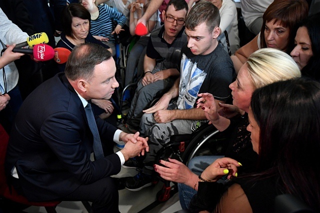 Prezydent Andrzej Duda spotkał się z uczestnikami stacjonarnego protestu rodziców osób niepełnosprawnych, fot. PAP/Bartłomiej Zborowski