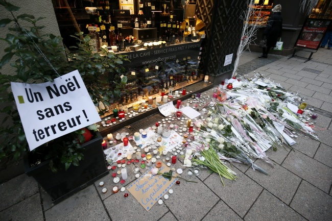 "Boże Narodzenie bez terroru" - Strasburg żegna ofiary terrorysty. Fot. PAP/RONALD WITTEK