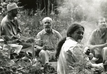 To zdjęcie zrobiono ok 1994 r. przy ognisku w moim podkrakowskim wiejskim ogrodzie. Po prawej mój nieżyjący już brat Jurek, dalej sąsiad i przyjaciel, biofizyk, informatyk, pszczelarz i fotografik Janusz Bielec, Zbyszek Suflita i ja.