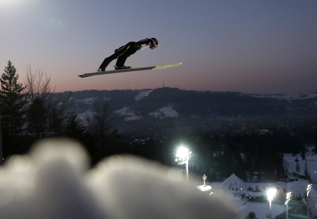 Kamil Stoch podczas serii treningowej przed zawodami Pucharu Świata w skokach narciarskich. Fot. PAP/Grzegorz Momot
