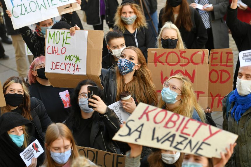 Protesty ws. aborcji od czwartku angażują tysiące przeciwników orzeczenia TK. Fot. PAP/Piotr Nowak