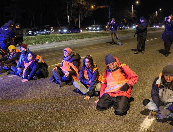 Ostatnie Pokolenie porównuje się do ofiar stanu wojennego. Czas apokalipsy w Warszawie