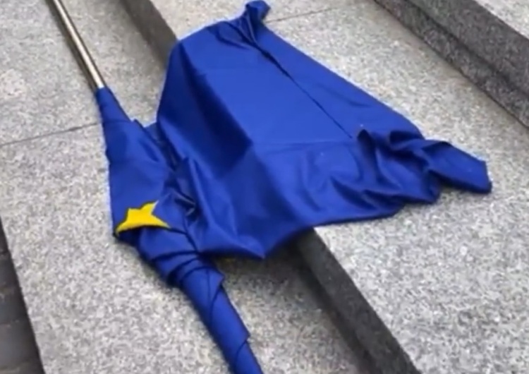Flaga UE na schodach Pomnika Powstania Warszawskiego / Screen TT Krzysztof Krukowka