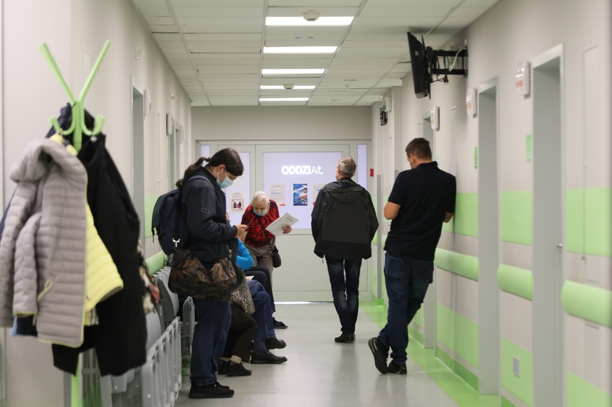 Osoby oczekujące na szczepienie czwartą dawką przeciw COVID-19 na korytarzu w Cetralnym Szpitalu Klinicznym MSWiA w Warszawie, 7 bm. (ad) PAP/Leszek Szymański