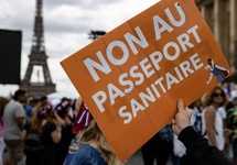 Manifestacje we Francji przeciwko paszportom sanitarnym. fot. PAP/EPA/IAN LANGSDON