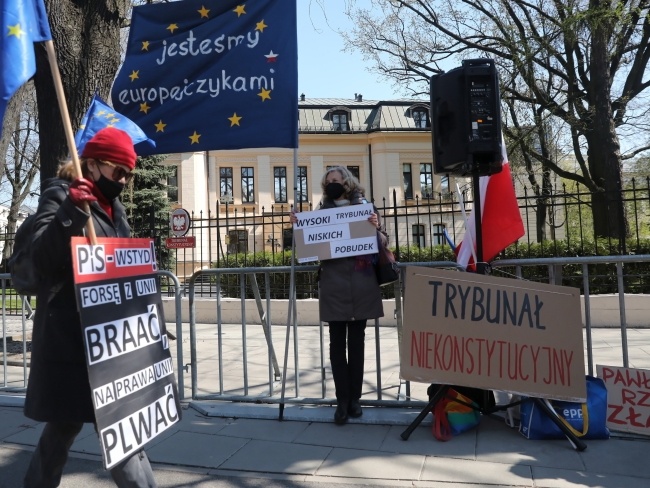 Protest przed siedzibą Trybunału Konstytucyjnego w Warszawie, fot. PAP/Tomasz Gzell