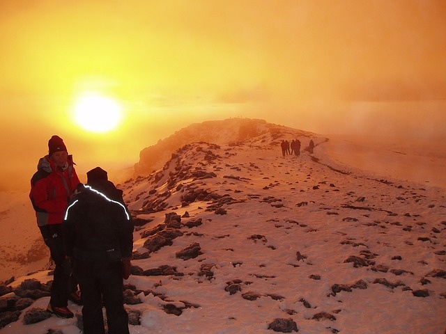 Wschód słońca widziany z Kilimandżaro (5 895 m n.p.m.). Fot. Pixabay
