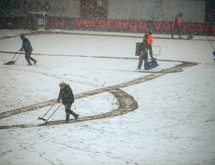 Sędzia nie miał wyjścia. Piłkarze w Gliwicach nie mogli ustać na nogach