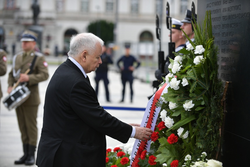 Jarosław Kaczyński spieszył się na obchody kolejnej miesięcznicy smoleńskiej. Jego limuzyna znacznie przekroczyła prędkość w drodze do kościoła. (fot. PAP)