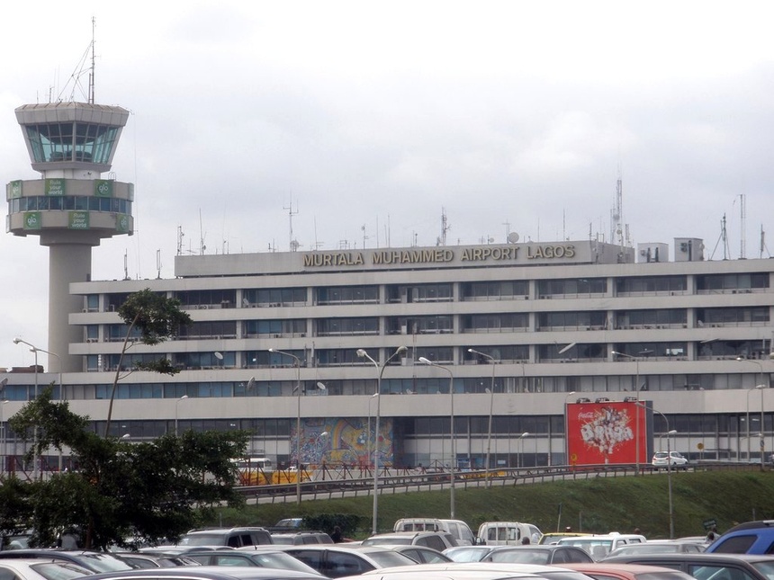 Straszne znalezisko na nigeryjskim lotnisku. Na pasie startowym znajdowały się zwłoki mężczyzny wprasowane w pas startowy (fot. Flickr/crashdburnd)
