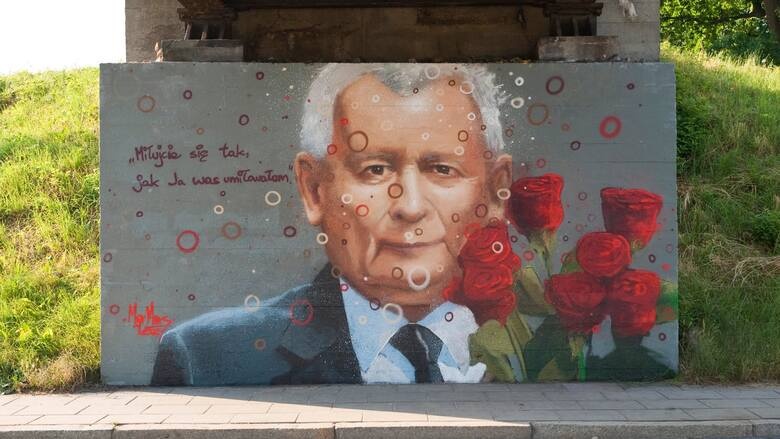 Mural z podobizną Jarosława Kaczyńskiego w Nowym Sączu. Fot. Facebook/Mgr Mors