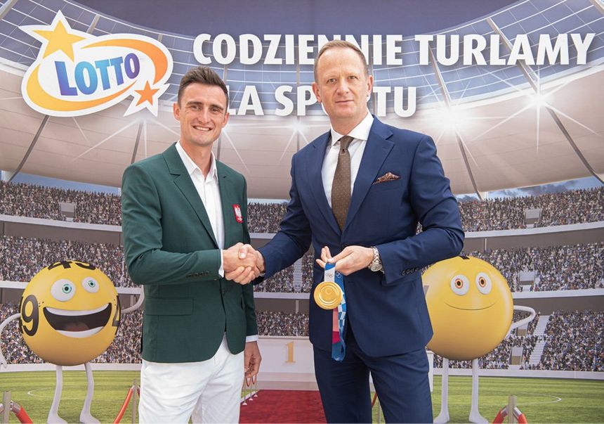 Dawid Tomala i Olgierd Cieślik, prezes Totalizatora Sportowego, w czasie podpisywania umowy o współpracy. Fot: materiały prasowe