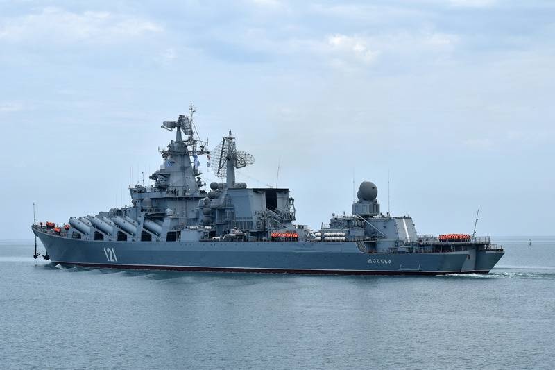 Krążownik Moskwa trafiony rakietami "Neptun".
