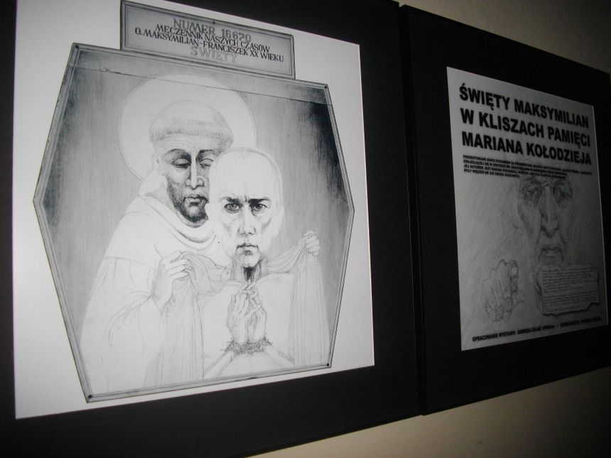 Fragment wystawy grafik Mariana Kołodzieja w hallu legnickiej szkoły OO.Franciszkanów.