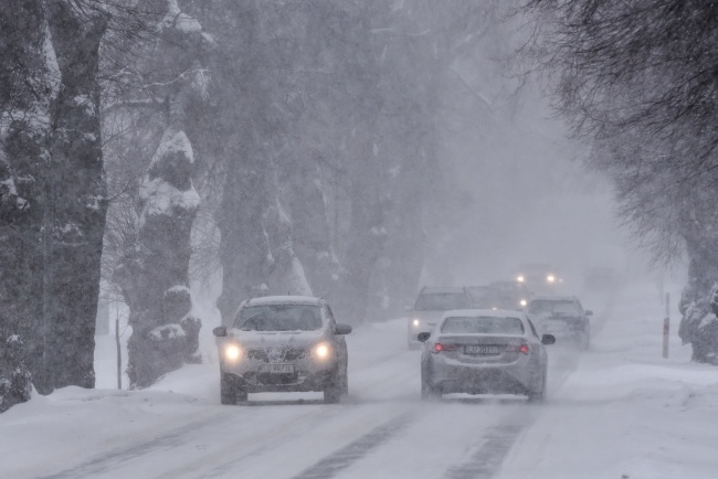 Opady śniegu utrudniają jazdę na drodze wojewódzkiej nr 830 okolicy Nałęczowa, fot. PAP/Wojtek Jargiło