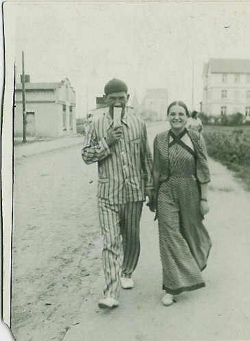 Poranny spacer po Jastarni, obowiązkowo w wyjściowej pidżamie. Jastarnia 1933r.