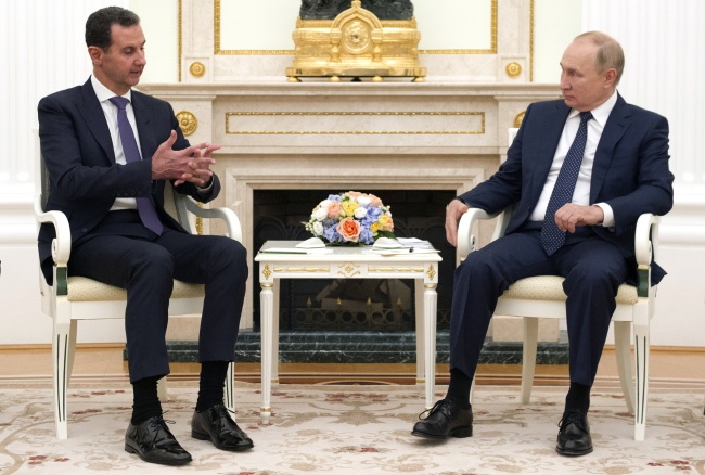 Władimir Putin (P) i Bashar al-Assad (L). Fot. PAP/EPA/MIKHAEL KLIMENTYEV/SPUTNIK/KREMLIN / POOL