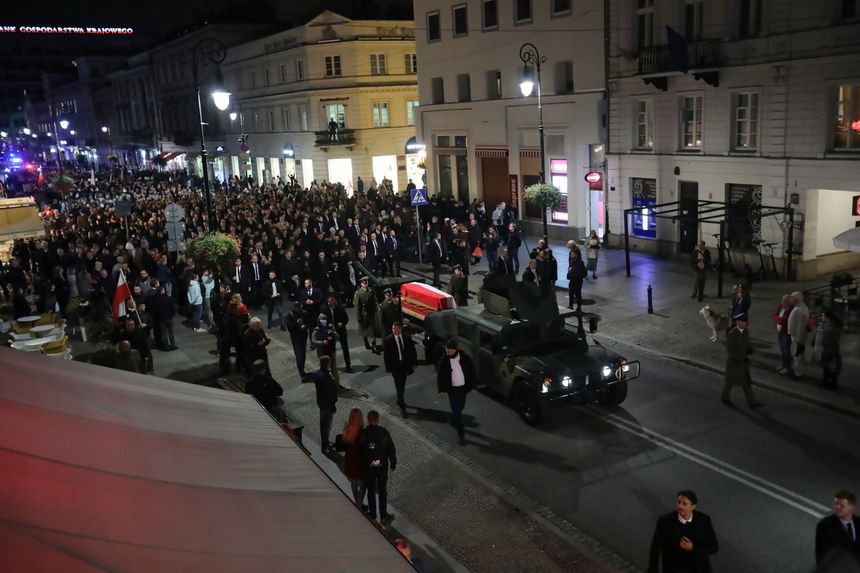 Kondukt pogrzebowy idący za trumną z ciałem marszałka seniora Kornela Morawieckiego. fot. PAP