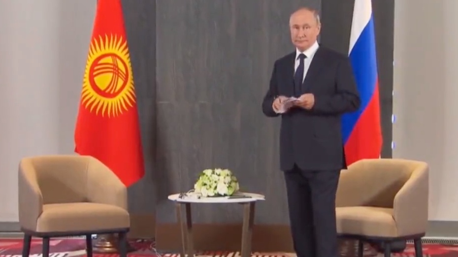 Władimir Putin podczas oczekiwania na prezydenta Kirgistanu. (fot. Twitter/TPYXA)