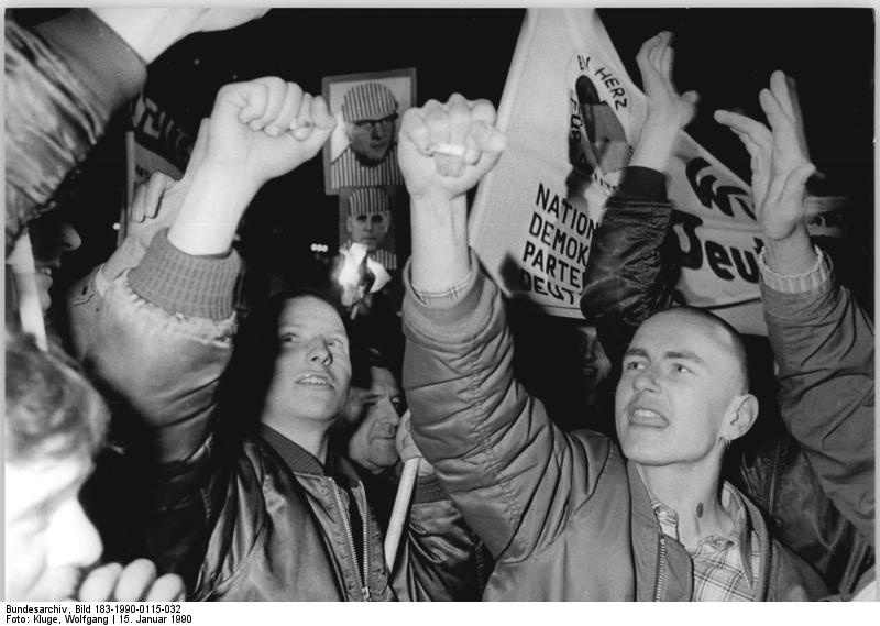Neonziści na demostracji w Lipsku w 1990 roku. fot. Wikimedia