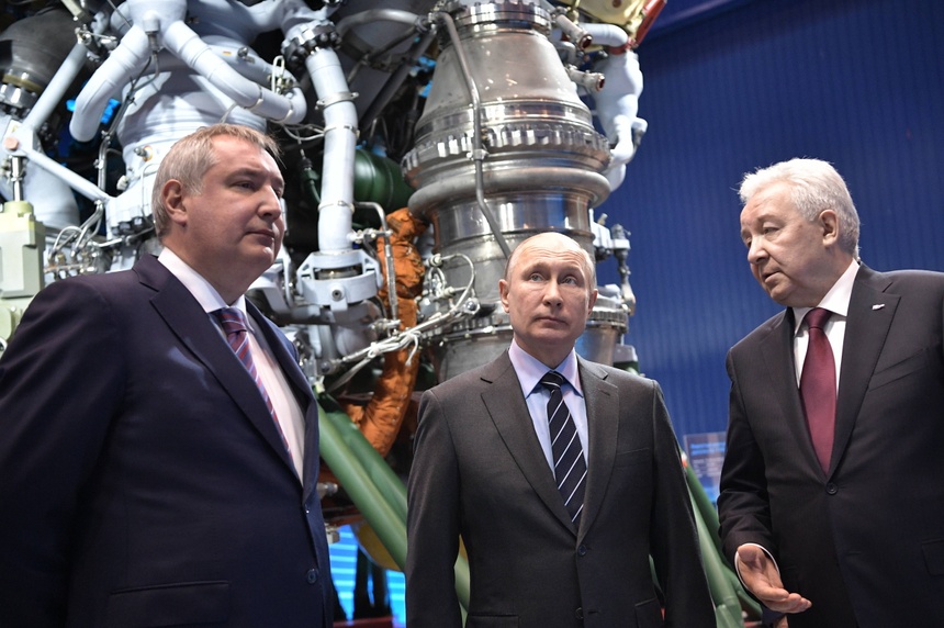 Z lewej: Dmitry Rogozin - szef Roskomu, w centrum:  prezydent Rosji Władimir Putin. Fot. PAP/EPA/SPUTNIK POOL