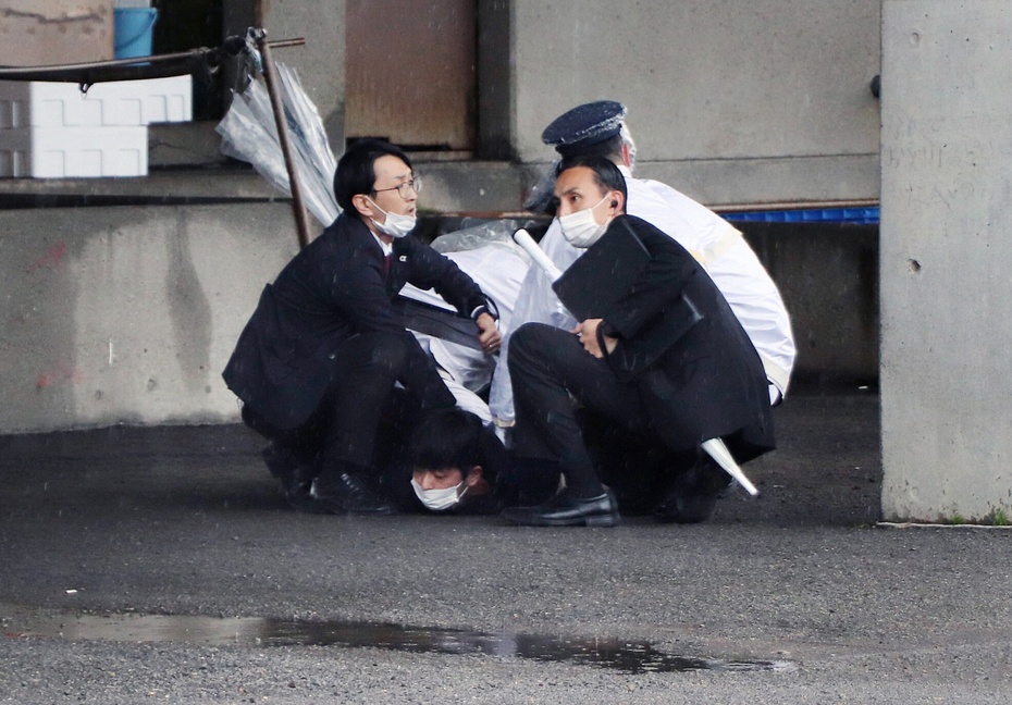 (Premier Japonii Fumio Kishida zaatakowany podczas wiecu. Fot. EPA/JIJI PRESS JAPAN OUT EDITORIAL USE ONLY)