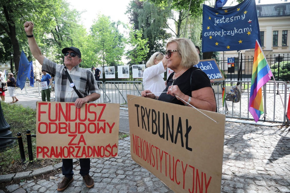 Protest przed Trybunałem Konstytucyjnym Fot. PAP/Wojciech Olkuśnik
