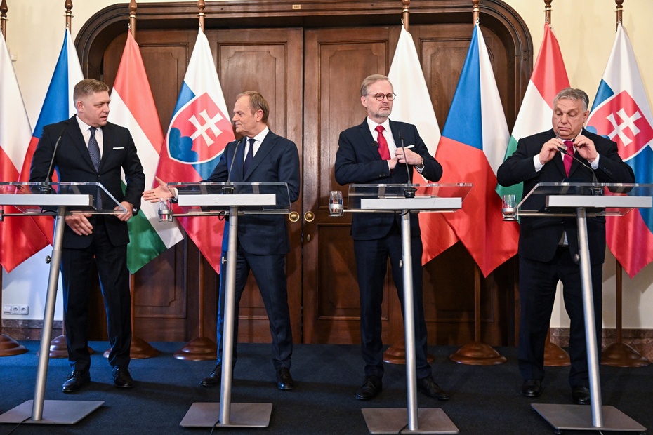 Premier RP Donald Tusk (2L), premier Czech Petr Fiala (2P), premier Słowacji Robert Fico (L) i premier Węgier Victor Orban (P) podczas konferencji prasowej, po spotkaniu w Pradze. fot.PAP/Radek Pietruszka