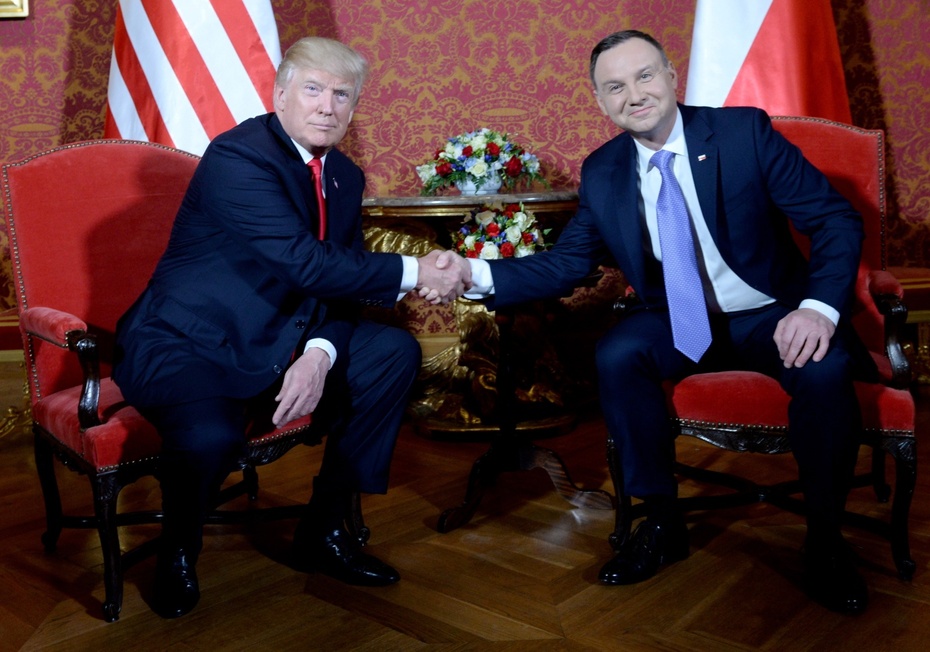 Prezydent Stanów Zjednoczonych Ameryki Donald Trump i prezydent RP Andrzej Duda podczas powitania, fot. PAP/Jacek Turczyk