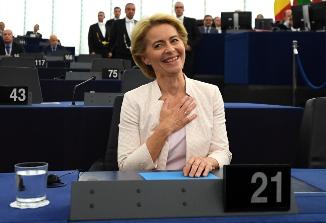 Ursula von der Leyen została wybrana na stanowisko szefowej Komisji Europejskiej. PAP/EPA/PATRICK SEEGER
