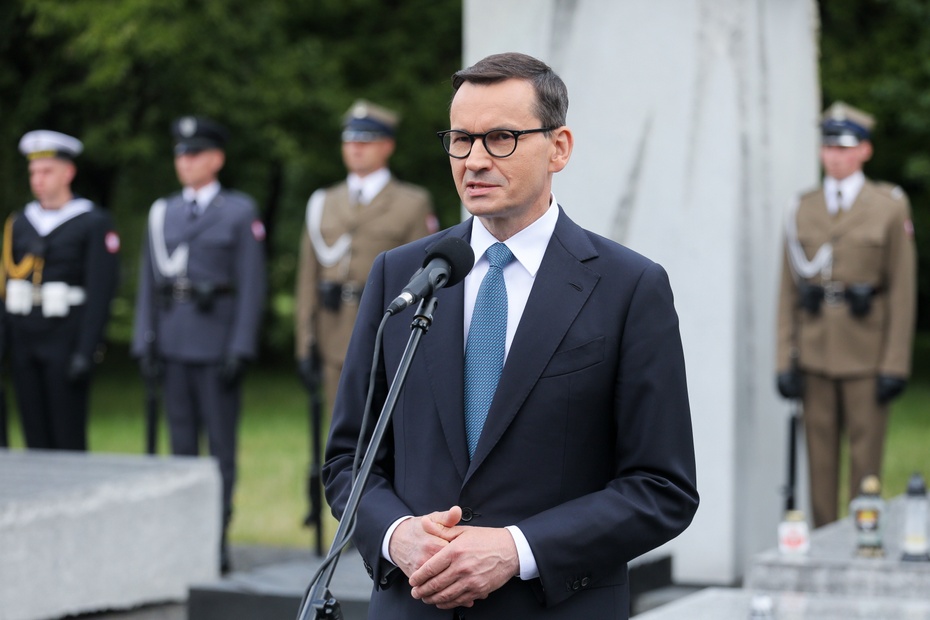 Premier Mateusz Morawiecki wraz z prezydentem Andrzejem Dudą wzięli w poniedziałek udział w obchodach Narodowego Dnia Pamięci Ofiar Ludobójstwa. Szef rządu podkreślił, że "zmowa milczenia podtrzymywana przez elity III RP musi zostać przerwana". (fot. PAP)