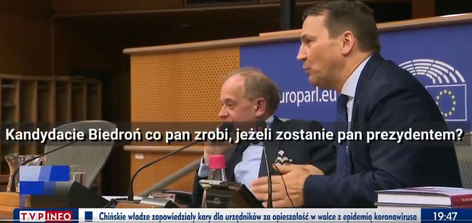 Radosław Sikorski i prof. Wojciech Sadurski w Brukseli. Fot. screen "Wiadomości" TVP