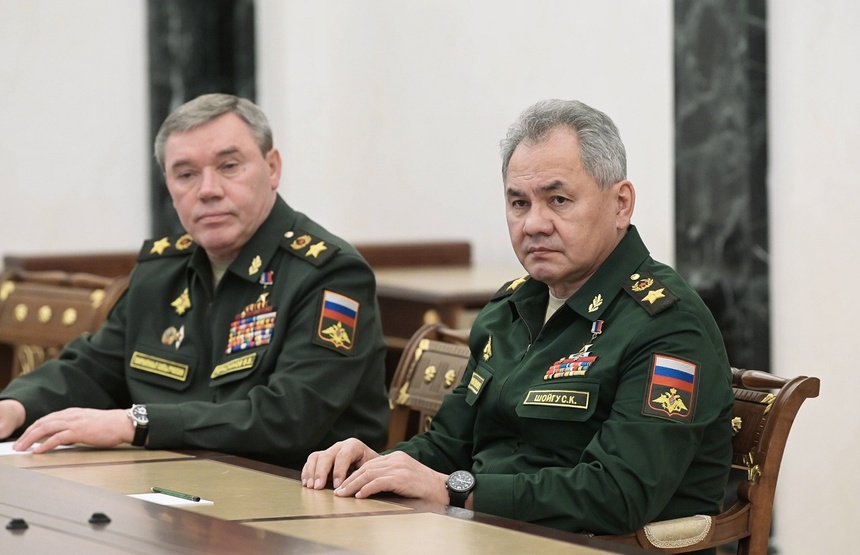 Generał Walerij Gierasimow, szef Sztabu Generalnego Sił Zbrojnych Federacji Rosyjskiej (L) i szef rosyjskiego MON Siergiej Szojgu. Fot. PAP/EPA/ALEKSEY NIKOLSKYI/SPUTNIK/KREMLIN / POOL