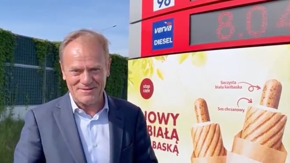 Donald Tusk skomentował ostatnie zachowanie polityków PiS, którzy fotografowali się na stacjach Orlenu, nie pokazując cen paliw. (fot. Twitter/Donald Tusk)