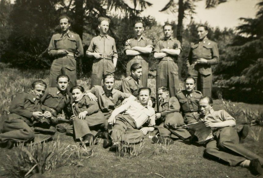Polscy żołnierze, Kompania Łączności 1 SBS - przyszli spadochroniarze, pierwsze chwile w Szkocji, 1943.  Leży (pierwszy z prawej) - Fajt. Dalej do lewej dolny rząd - Michał Cybulski, NN, Juszkiewicz, Adam Pinel lub Pinek, siedzi (bokiem w środku) "Synek",