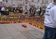 Zapalaliśmy znicze.Oni zbierali. Kładliśmy kwiaty oni zbierali!Pilnuj Polski! SMOLEŃSK 2010 Pamiętamy!!!