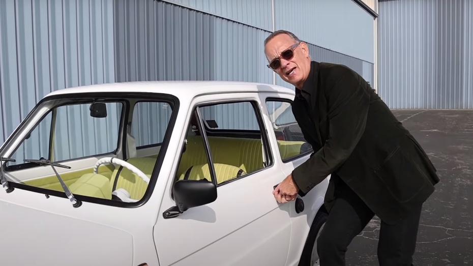 Tom Hanks prezentujący swojego Fiata 126p (źródło: YouTube)