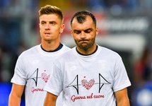 Piątek zabłysnął w lidze włoskiej. Zaczęło się od klubu Genoa. Na zdjęciu z Goranem Pandevem, fot. PAP/EPA/Simone Arveda