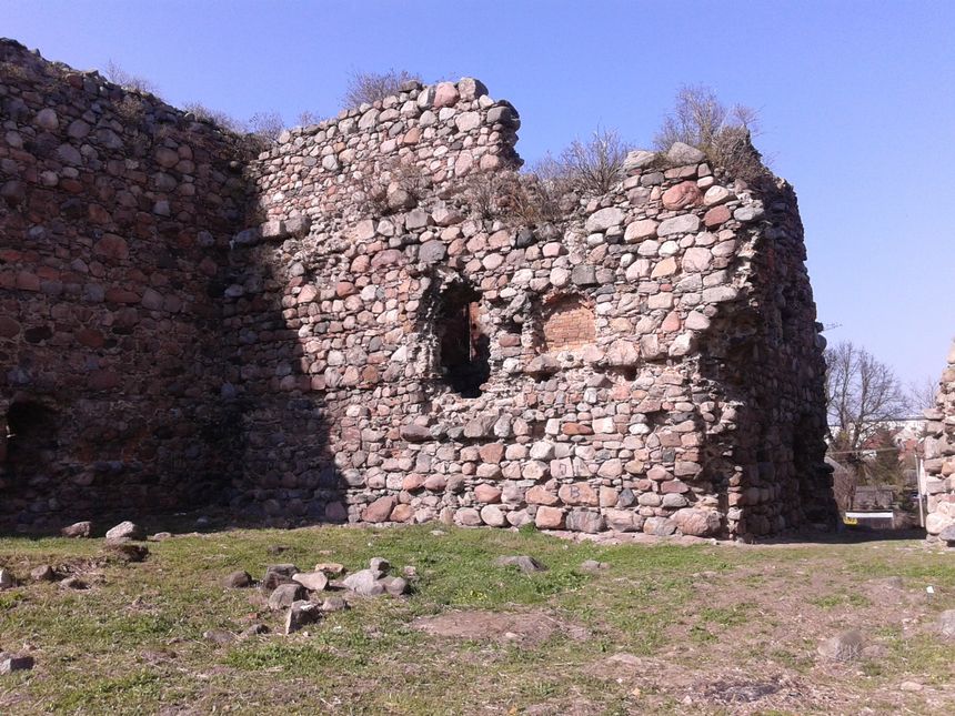 Ruiny kamiennego zamku krzyżackiego w Papowie Biskupim - fot. Rafał Momot