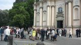 Niedzielna Msza w Święto Zesłania Ducha Świętego w "liberalno- laickiej" stolicy przyciąga całkiem sporą rzeszę młodych