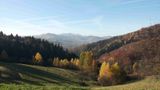 Dolina w długich cieniach, panorama Gorców, z Gorcem i Jaworzyną Kamienicką na dalszym planie.