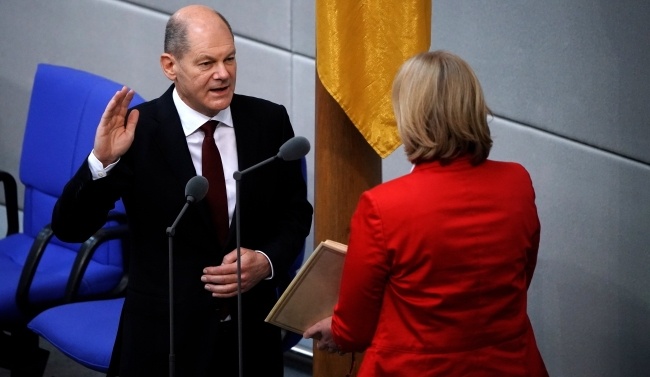 Olaf Scholz składa przysięgę w Bundestagu. Fot. PAP/EPA/CLEMENS BILAN